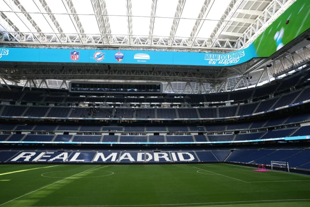 Almeida y Florentino Pérez vuelven a ser amigos: la recalificación de Valdebebas los pone de acuerdo 1 Moncloa Un Santiago Bernabéu en silencio | Fuente: Agencias
