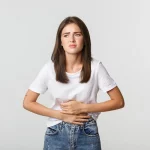 Ya no tienes por qué resignarte, si sufres un vientre hinchado constante, esta es la razón oculta: 3 cambios clave en alimentación que tienes que hacer